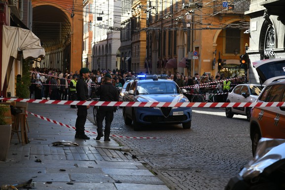 ZALETEO SE U PEŠAKE BRZINOM OD 160 NA SAT, PA POTEGAO NOŽ Pomahnitali vozač namerno pokosio ljude u Italiji, dvoje se bori za život