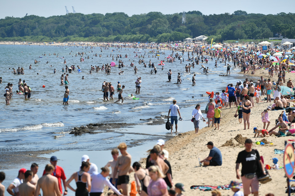 Upalny i słoneczny dzień na plaży w Gdańsku-Brzeźnie