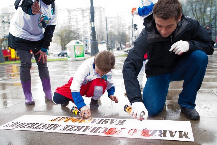 Kacper Kuszewski z dziećmi//fot. Przemysław Borys