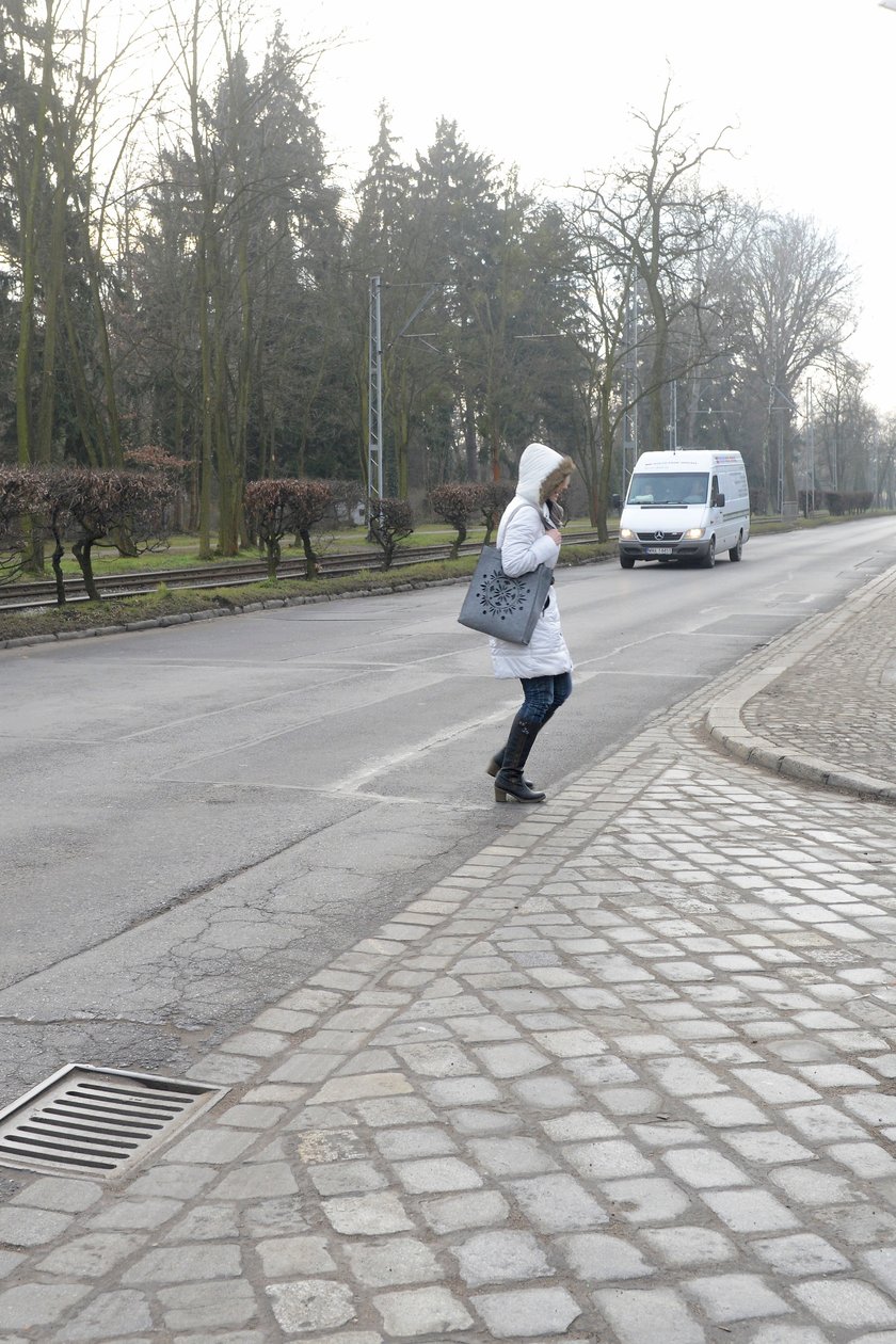 Piesi przebiegają w niedozwolonym miejscu