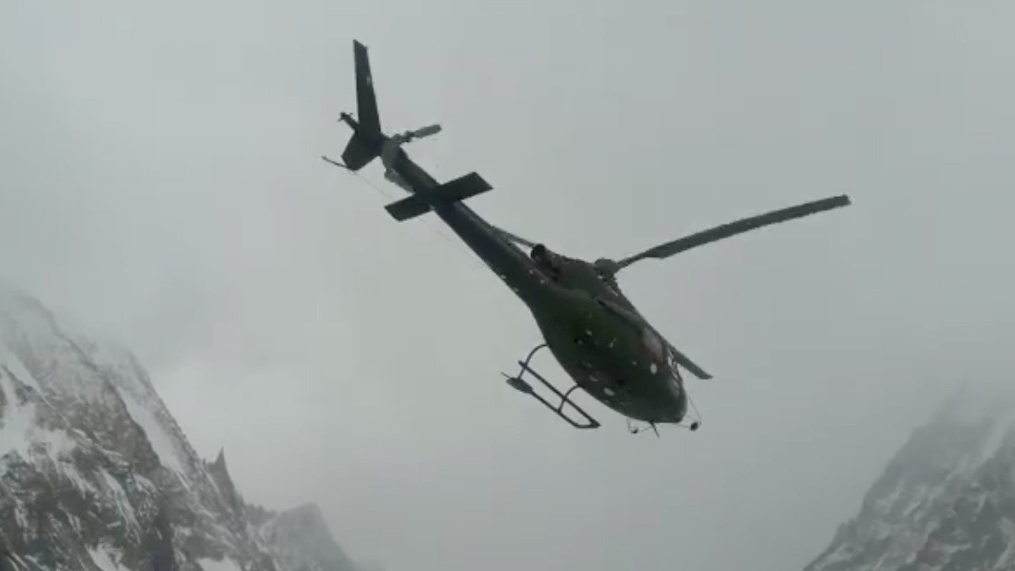 Pakistanský vojenský vrtuľník počas záchranej akcie na Nanga Parbat
