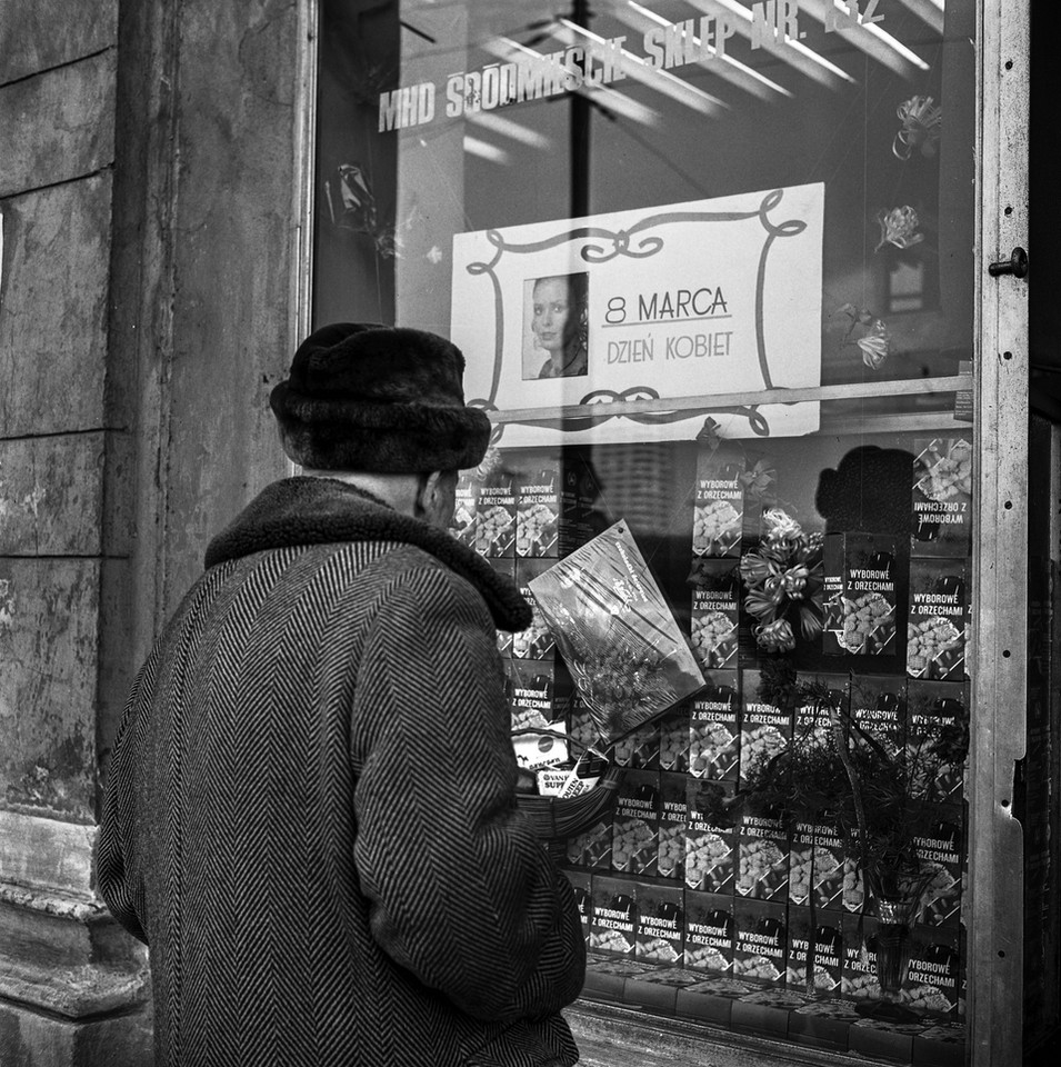 Witryna sklepu spożywczego w Warszawie udekorowana na Dzień Kobiet (1973)