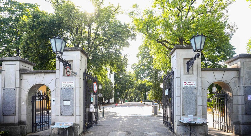Autobusem i tramwajem dojedziemy na cmentarz szybciej. Także w Dzień Zaduszny, 2 listopada, część autobusów pojedzie zmienionymi trasami.