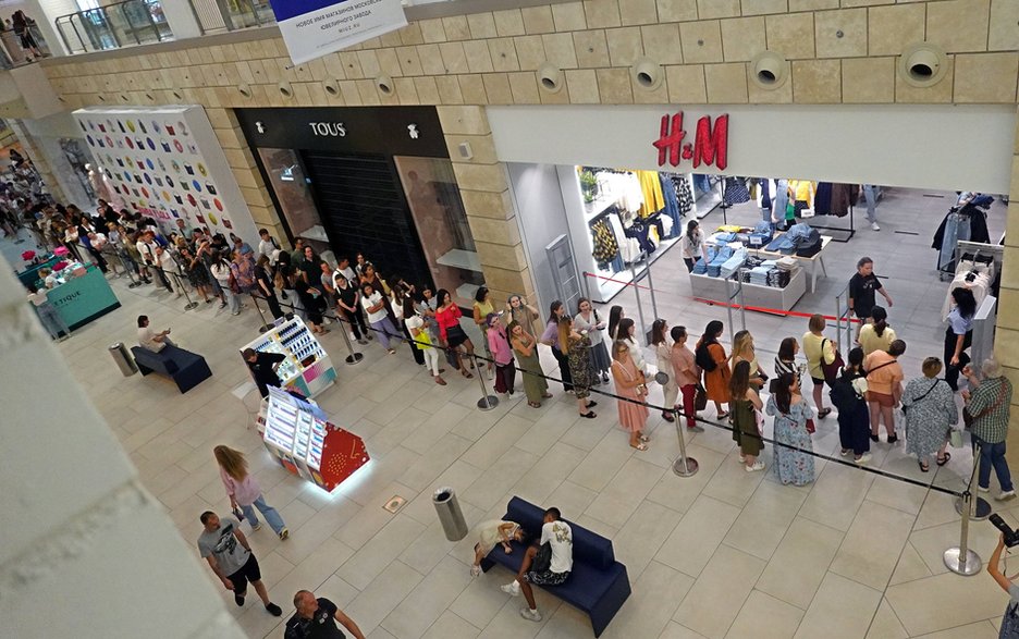 Kolejka przed sklepem H&M w moskiewskim centrum handlowym