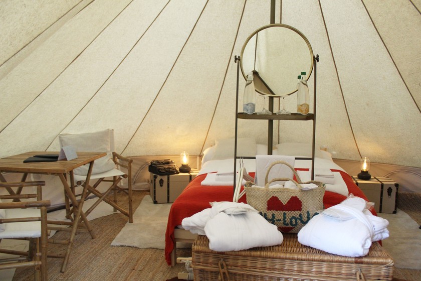 La tente est équipée de tout le nécessaire: on y dort dans un vrai lit. 