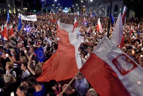 Demonstracja KOD pod Sejmem (Komitet Obrony Demokracji) przeciwko reformom PiS w wymiarze sprawiedli