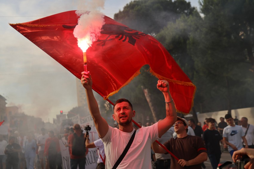 Protest u Tirani zbog izgradnje odmarališta u zaštićenom području 6. juna