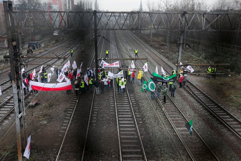 Katowice. Górnicy na torach w obronie kopalni 