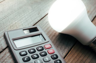 PFRON dopłaci do prądu. Od 300 do 600 złotych. Kluczowe jest jedno zaświadczenie, a nie każdy je ma. Pieniądze jeszcze w 2024 roku