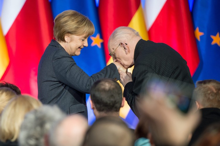 Kanclerz Niemiec Angela Merkel oraz sekretarz stanu w Kancelarii Prezesa Rady Ministrów i pełnomocnika Prezesa Rady Ministrów do spraw dialogu międzynarodowego Władysław Bartoszewski