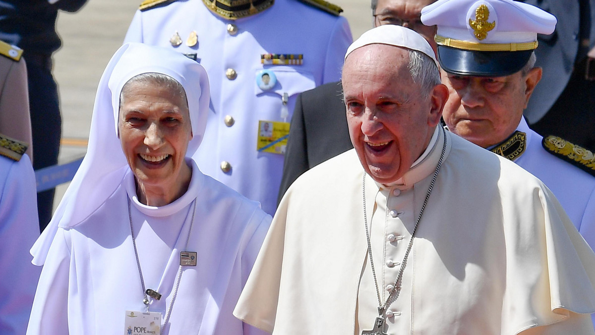 Wizyta papieża Franciszka w Tajlandii wyróżnia się na tle innych podróży z powodu stałej obecności u jego boku kobiety - oficjalnej tłumaczki. To kuzynka papieża, siostra Ana Rosa Sivori, która od ponad pół wieku jest w Tajlandii misjonarką.