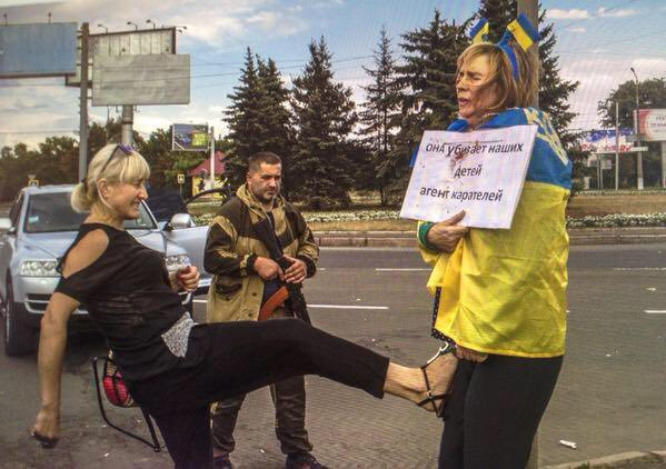 Irina Dovgan atakowana przez miejscowych w Doniecku.