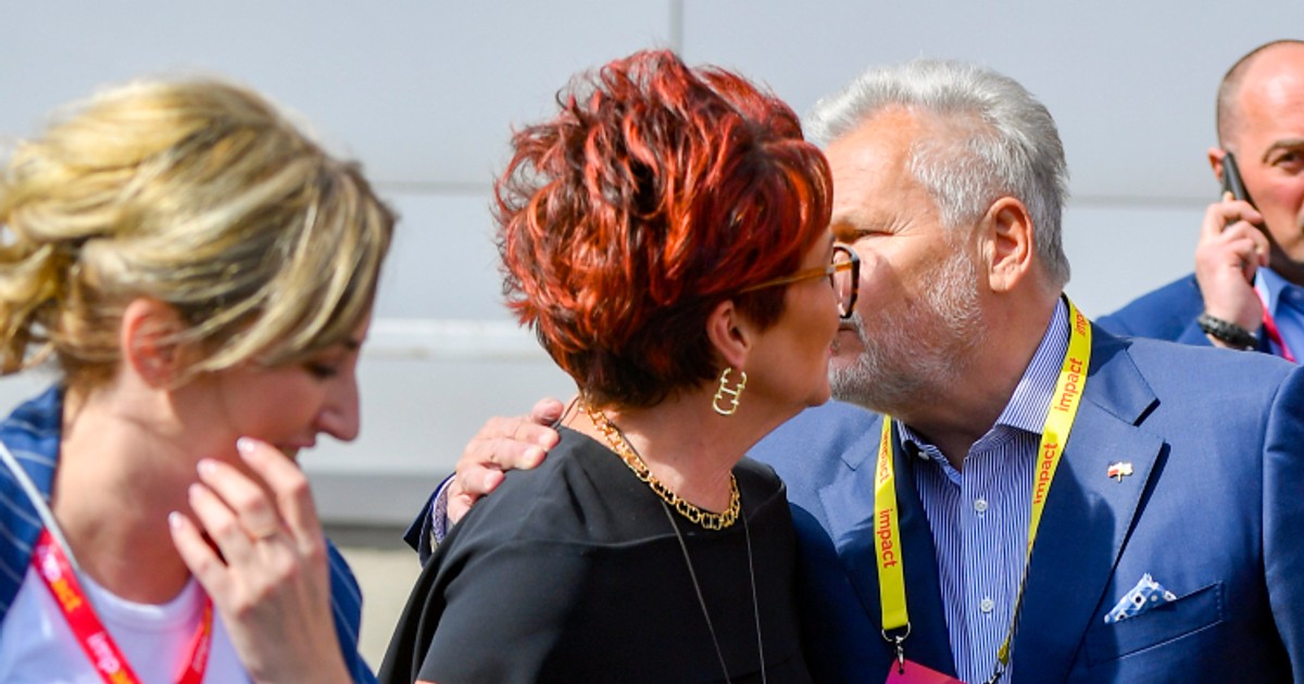 Aleksander Kwaśniewski obsypuje żonę czułościami. Są małżeństwem od 45