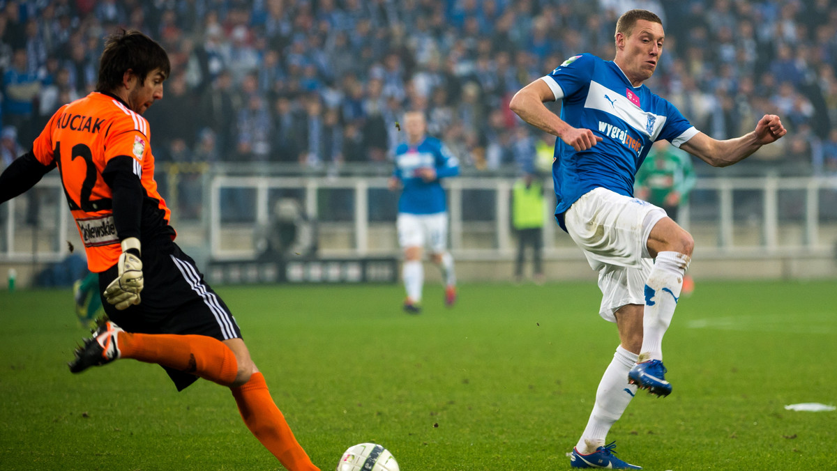 Jeżeli można wskazać kogoś w Lechu Poznań, kto najbardziej zawiódł 40 tysięcy kibiców na stadionie, to bez wątpienia jest to Bartosz Ślusarski. Napastnik Kolejorza zmarnował tyle sytuacji, ile niektórzy piłkarze stwarzają przez cały sezon.