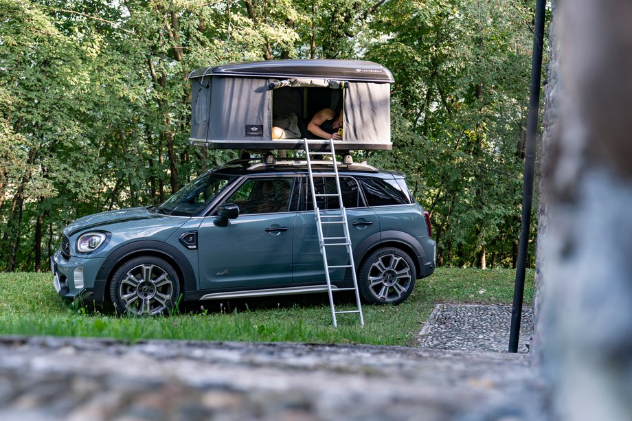 Mini Cooper S Countryman z namiotem na dach. Z takim rozwiązaniem nie trzeba myśleć o szukaniu płaskiego terenu pod rozbicie tradycyjnego namiotu. Znika też problem czasochłonnego rozkładania oraz chłodnego mokrego podłoża. 