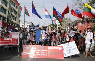 Protesty nie ustają, armia dokręca śrubę