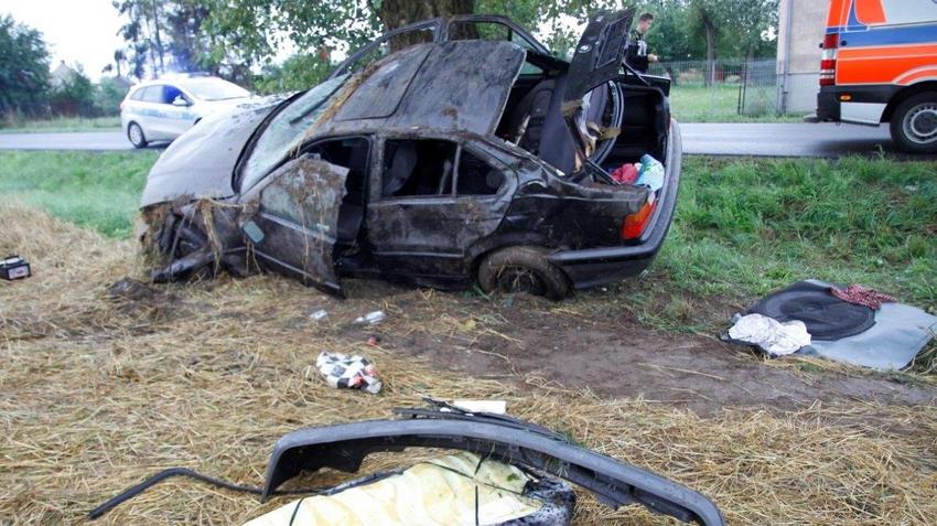 Żelazna. Wypadek BMW pod Opolem. Pijany kierowca wypadł z