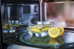 Jak szybko wyczyścić mikrofalówkę? Sprawdzone metody