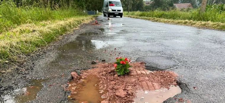 Tak się łata dziury na dolnośląskich drogach. Niezłe kwiatki