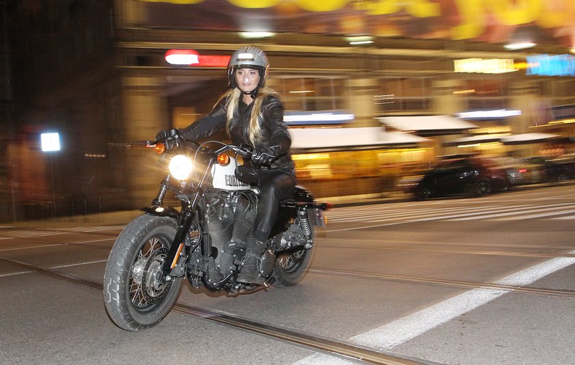 Marcelina Zawadzka na motocyklu