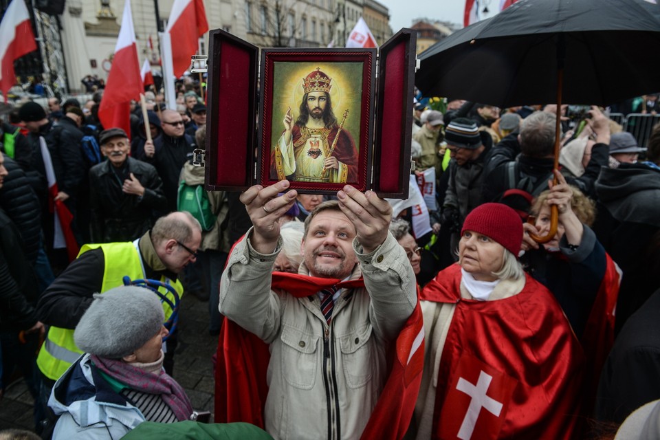 Uczestnicy Apelu Pamięci przed Pałacem Prezydenckim na Krakowskim Przedmieściu