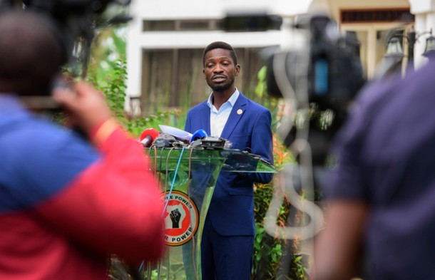 Ugandan presidential candidate Robert Kyagulanyi Ssentamu, czyli Bobi Wine, podczas konferencji prasowej dzień po wyborach prezydenckich w Ugandzie