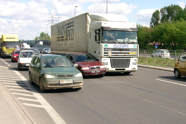 Uwaga, ciężarówka! Czyli - Duży widzi mniej!