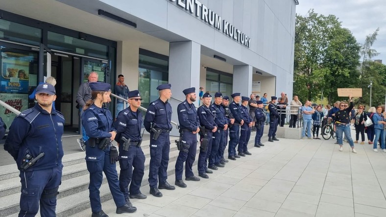 Policja zabezpiecza budynek Miejskiego Centrum Kultury, gdzie odbywało się spotkanie Jarosława Kaczyńskiego w Nowym Targu