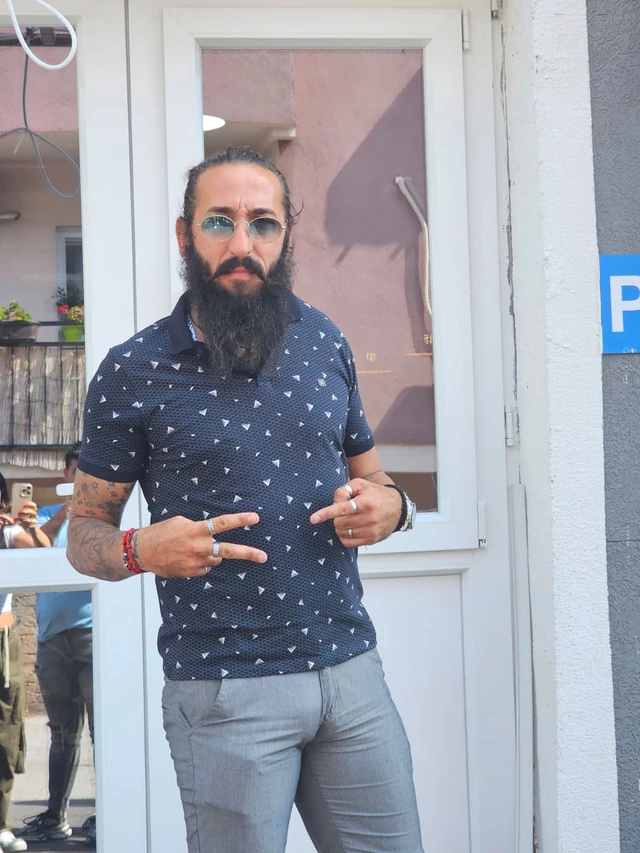 Nije ni otvorio pakovanje viršli, nego stavio celo plastično pakovanje u vrelu vodu: Fanatici rijalitija gledaju i krste se!