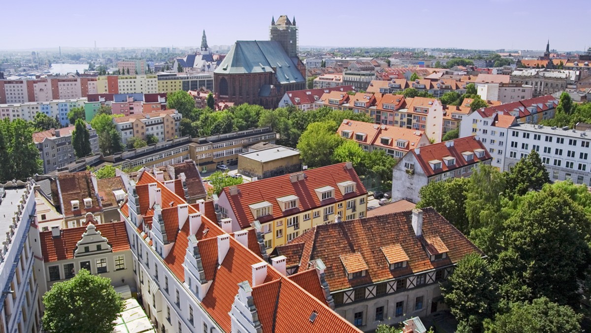 Gorącą atmosferę na sesji rady miasta wywołał pomysł jednego z radnych PiS-u, który zaproponował, żeby festiwal polskiej piosenki z Opola przenieść do Szczecina. Radni projekt uchwały odrzucili. Według nieoficjalnych informacji, do których dotarł Onet, pomysł spodobał się prezesowi TVP Jackowi Kurskiemu, który tuż po sesji miał dzwonić do szczecińskiego magistratu. – Nie komentujemy sprawy festiwalu – słyszymy w biurze prasowym miasta.