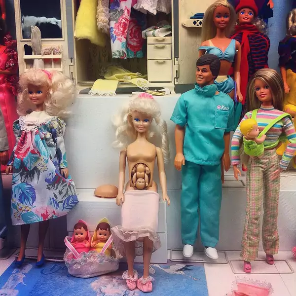 Barbie w ciąży — do kontrowersji wokół tej lalki w filmie nawiązano wielokrotnie 