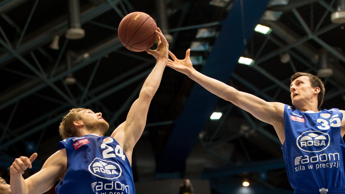 Koszykarze Rosy Radom pokonali na wyjeździe fiński zespół KTP Kotka 97:76 (24:24, 18:13, 31:19, 24:20) w inauguracyjnym meczu Pucharu Europy FIBA. W innym spotkaniu grupy J Turk Telekom Ankara wygrał z wicemistrzem Macedonii KK Kumanovo 93:71.