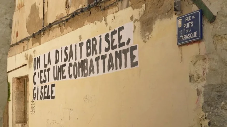 „Rekli su da je slomljena, a ona je zapravo borkinja, Žizel", jedan od grafita koji je iscrtan u Avinjonu | Foto: BBC