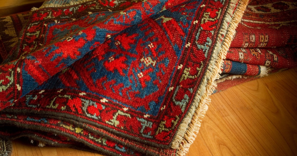 Nie odkurzaj dywanów przed świętami. Zamiast tego sięgnij po jedną rzecz z kuchni. Dom zalśni