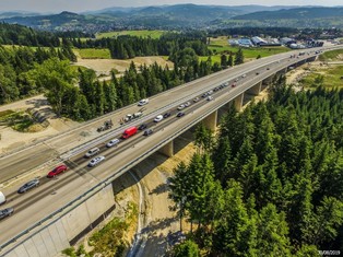 Pierwsza część nowej Zakopianki otwarta. To jeden z najpiękniejszych i najtrudniejszych inżynieryjnie odcinków [ZDJĘCIA]