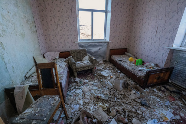 Zniszczenia po rosyjskim ataku rakietowym we wsi Gorochowatka w obwodzie charkowskim