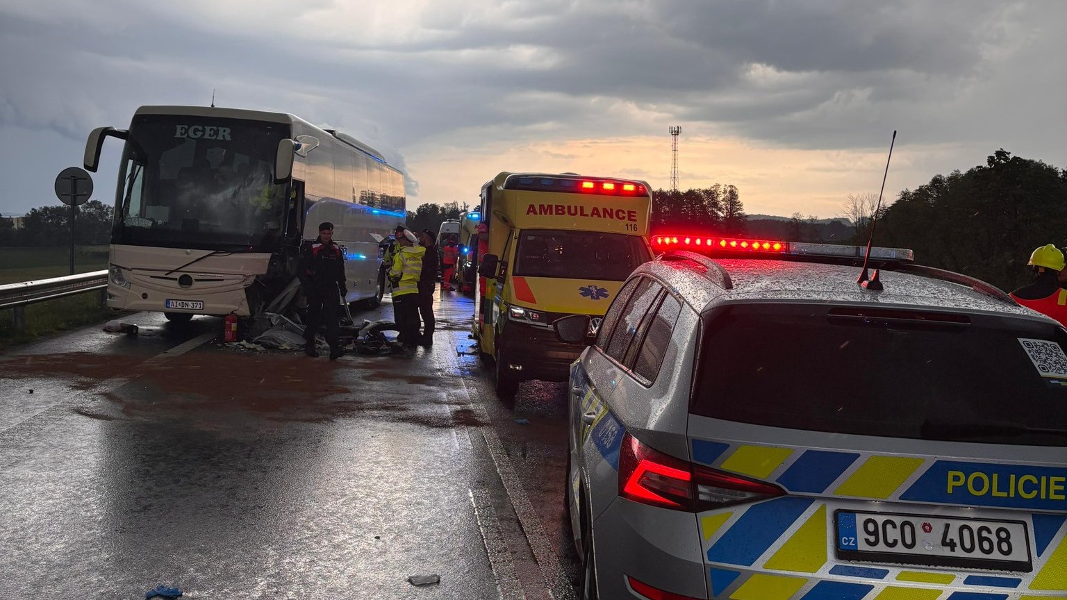 Autobus sa zrazil s osobným autom neďaleko Českých Budějovíc.