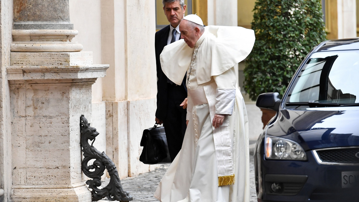 Papież Franciszek w drodze na spotkanie z polską parą prezydencką, fot. Piotr Nowak/PAP