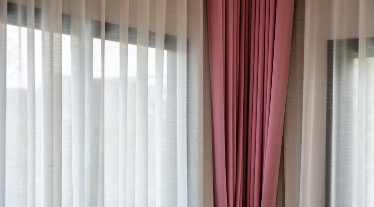 Így érdemes kimosni a függönyöket, hogy azok ne legyenek gyűröttek. Fotó: Getty Images