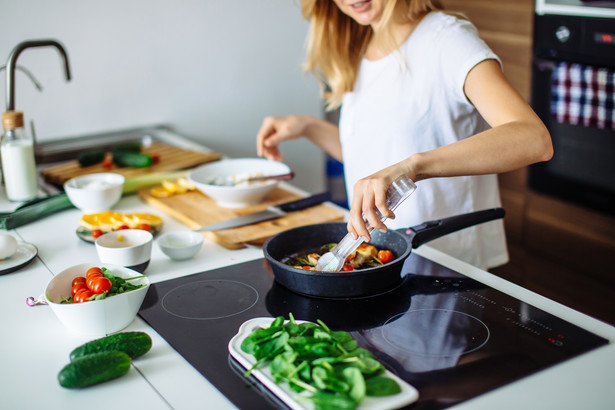 Gotując w ten sposób zabijasz witaminy. Jak przygotować posiłek bez utraty wartości odżywczych?