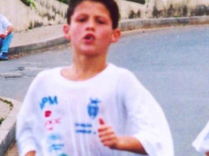 Kao dete je bio ružno pače, a sad ga žele sve žene i očajne su zbog one koja ga ima