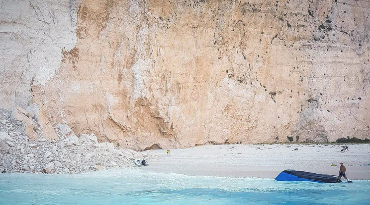 Leszakadt egy nagy darab szikla Zakynthos leghíresebb strandján / Fotó: Profimedia Reddot