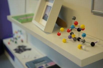 Oktatás és a gyógyítás együtt: új fejezetet nyit a pécsi gyógyszerész kar és Sanofi