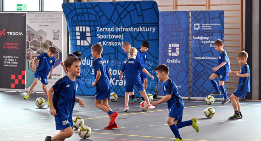 Uczniowie Szkoły Podstawowej z Oddziałami Integracyjnymi nr 151 przy ul. Lipińskiego 2 dostali świąteczny prezent – nową halę sportową! 