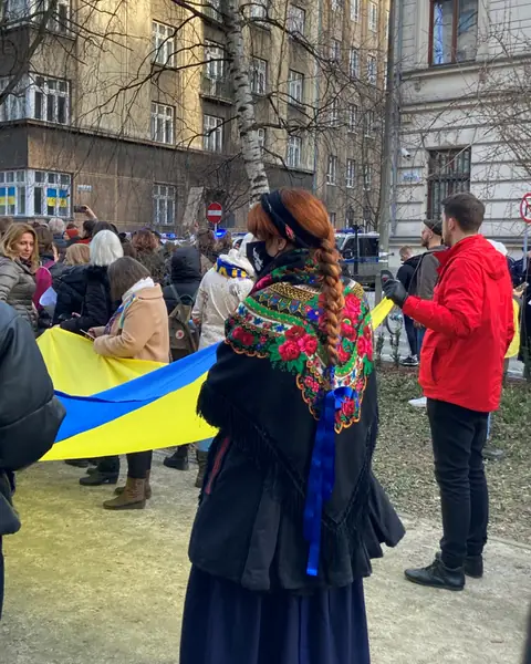 Demonstracja solidarnościowa z Ukrainą, Kraków — 24 lutego 2022 r. / Ofeminin