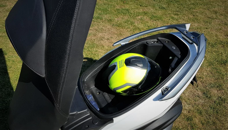 Kymco Xciting 400i - miejsce tylko na jeden kask w schowku pod kanapą