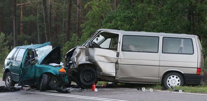 4 dzieci rannych po zderzeniu busa z autem, jedno nie żyje