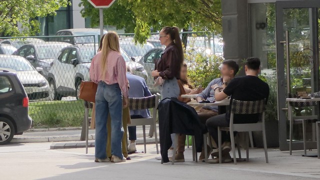 Luna i Anabela u kafiću