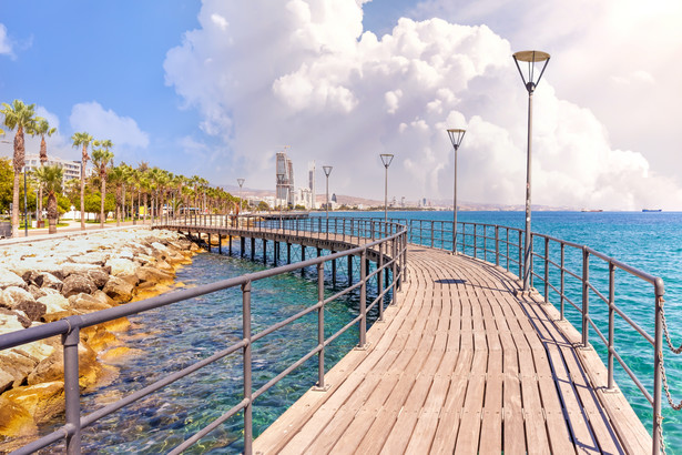 Malownicza promenada Molos to turystyczna wizytówka Limassol na Cyprze.