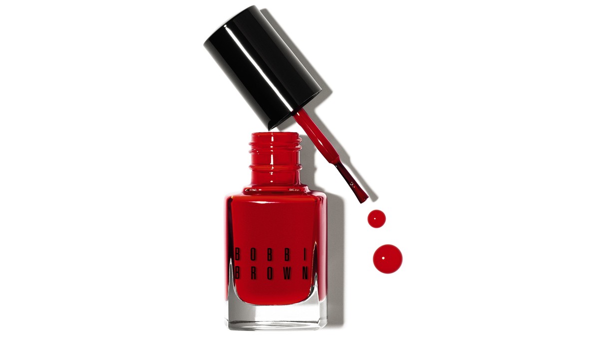 Bobbi Brown prezentuje kosmetyki z serii Red &amp; Pink. Intensywna czerwień, ciekawy róż – barwy użyte w gamie produktów Red &amp; Pink doskonale uzupełnią każdą stylizację. W kolekcji znajdziemy doskonale kryjące i pielęgnujące preparaty: pomadkę Rich Lip Color, błyszczyk Lip Gloss, a także lakier do paznokci Nail Polish.